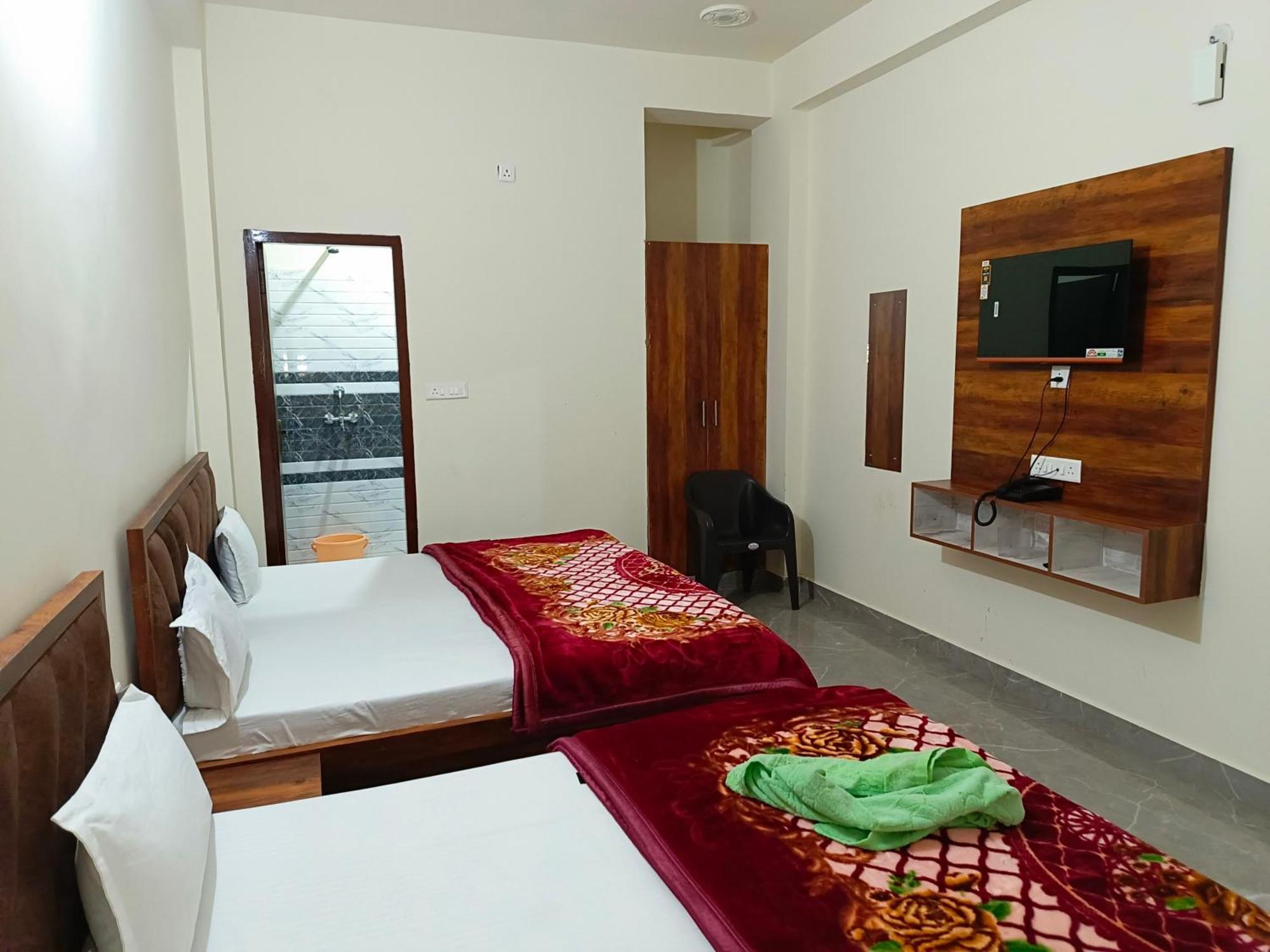Shri Girraj Residency Hotel Mathura Buitenkant foto