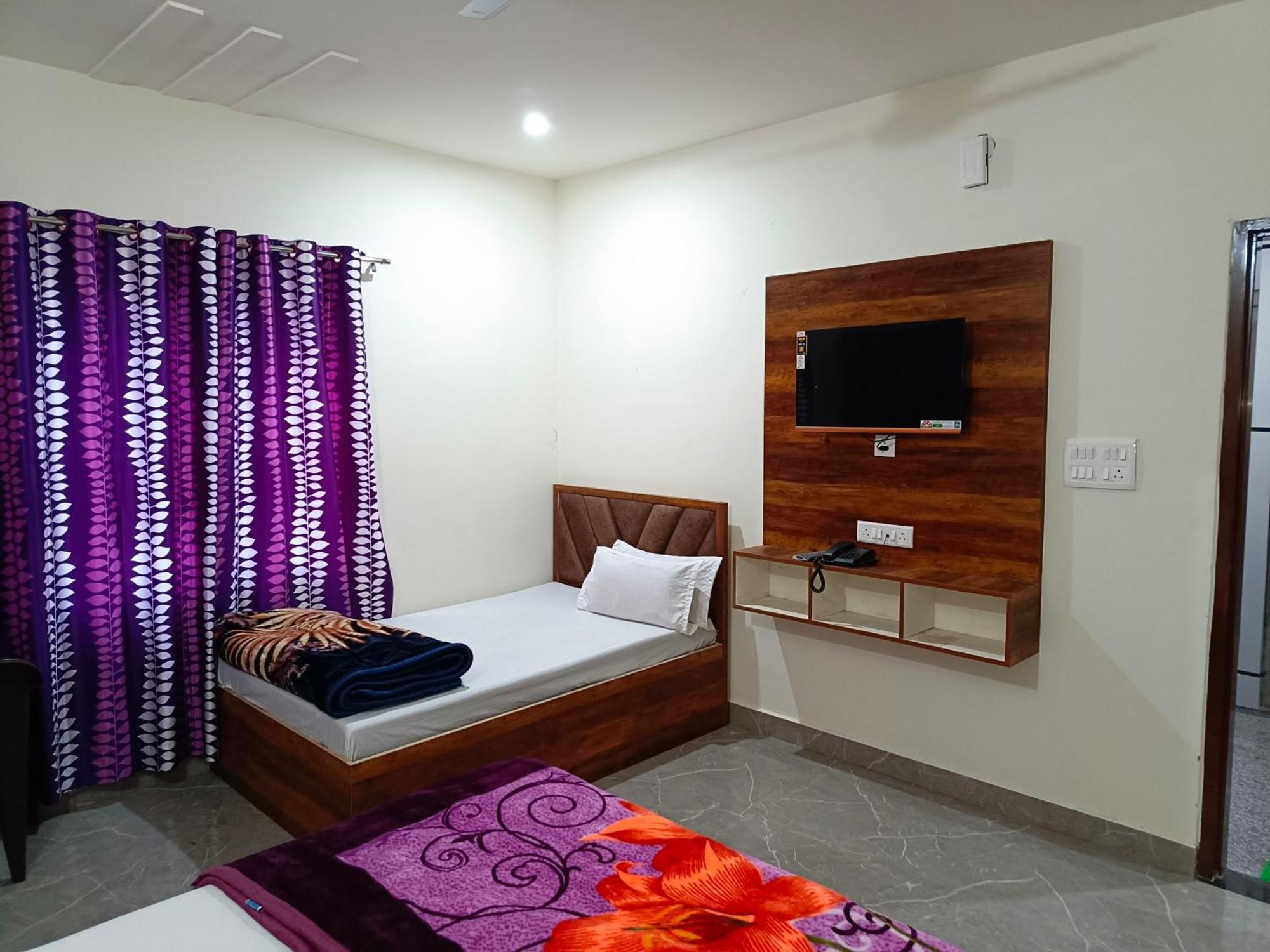 Shri Girraj Residency Hotel Mathura Buitenkant foto