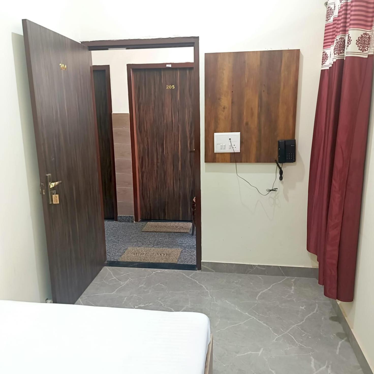 Shri Girraj Residency Hotel Mathura Buitenkant foto